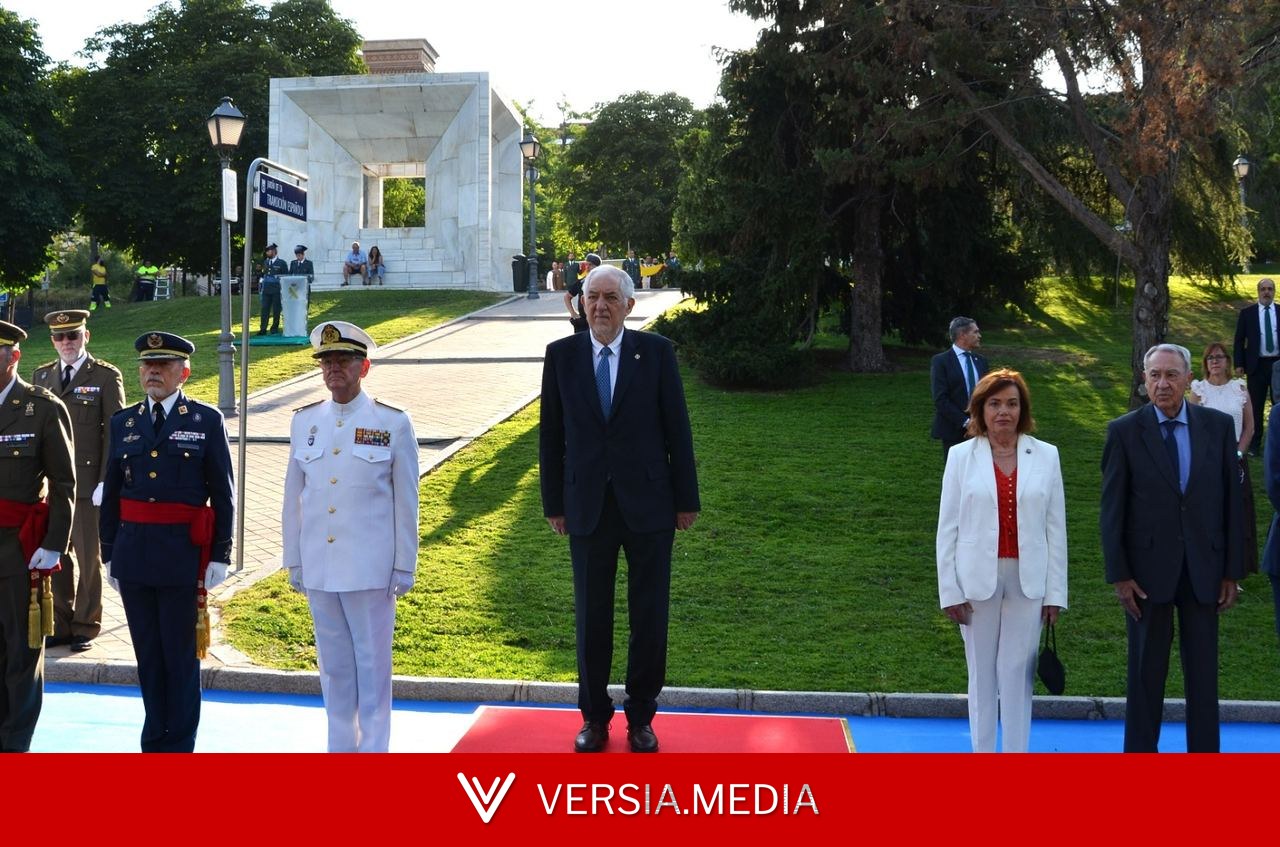 Conde-Pumpido preside el izado solemne de la bandera con el que el Constitucional celebra su 46º aniversario